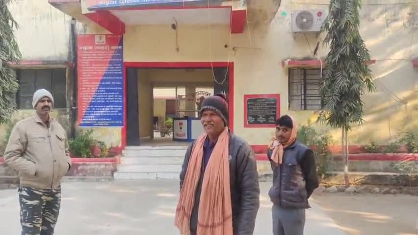 गढ़वा: गढ़वा एसडीपीओ के निर्देश पर ब्लॉक के पास से अवैध दो बालू लदे ट्रैक्टर को पुलिस ने किया जप्त#बालू