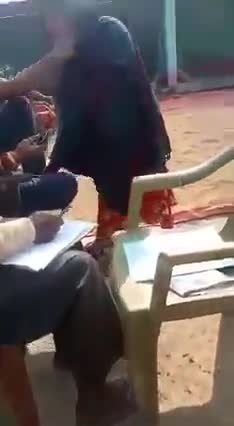 इसको तो सजा दिला के रहेंगे चाहे जो हो, 
एक लड़की के साथ इतनी बेरहमी से मारपीट करने का अधिकार किसने दिया इसे यह आदमी गणेशपुर पंचायत ( जिला पूर्णिया,bihar)का सरपंच पति सुरेंद्र चौधरी है
DM Purnia Purnea Police 
#CMNitishKumar  #DGPBihar