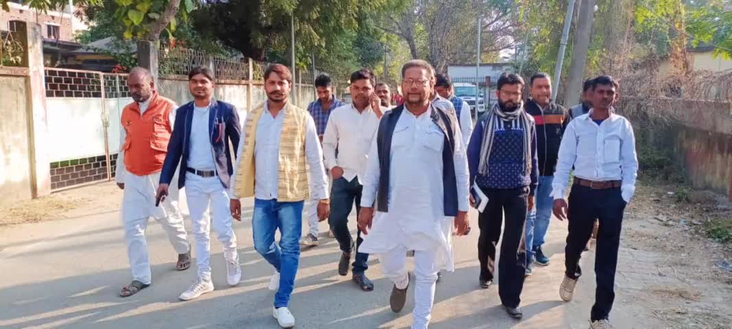 गढ़वा: गढ़वा जिला समाहरणालय परिसर में आजसू ने पांच सूत्री मांग को लेकर दिया धरना#आजसू