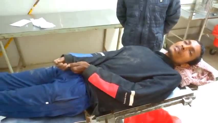 देेेवरिया: #गोदाम टोला के करीब में तेज रफ्तार में आ रहे बाइक सवार ने एक युवक को मारी टक्कर हुआ गंभीर रूप से घायल पहुंचा अस्पताल