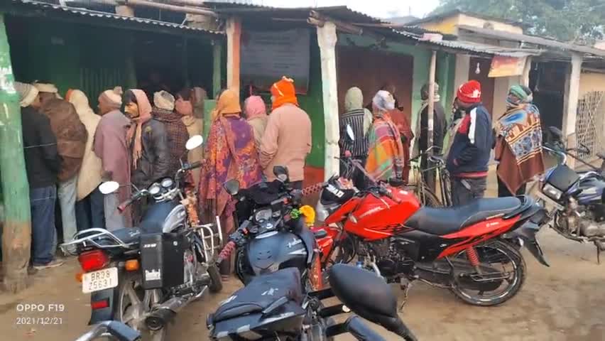 फारबिसगंज: subah 4baje se laga line 
YURIA KHAAD ke liye laga bheer
#YURIA #KISAAN #kisaan_ki_awaaj 
#kisaanaunion