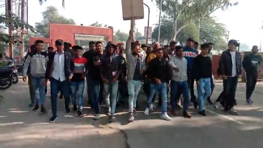 चौधरी बंसी लाल विश्वविद्यालय एग्जामिनेशन ब्रांच को लेकर एबीवीपी में दर्ज कराया विरोध  #bhiwani #abvp #haryana #bnsmedia