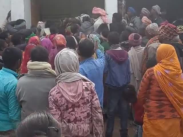 सरायगढ़ भपटियाही: #यूरिया लेने के समय में जनता लोगों की उम्री भीङ पेक्स गुदाम चांदपीपर (सुपौल)
