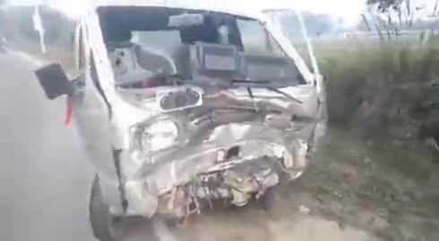 अज्ञात वाहन से टकराई मारुति omini उड़े पड़ खच्छे।

#Accident
#SafeDrive