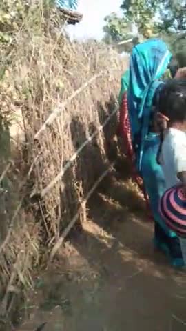 tenduha post belaha  tahsil bahari
Dadde sahu घर के पास लगी आग अचानक घर के rahger ne #lagai Aag