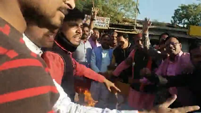 ब्यावरा: आज #पुतला #दहन 
पिछड़ा वर्ग आरक्षण को लेकर कॉंग्रेस के तानाशाह रवैये के खिलाफ ब्यावरा भाजपा मंडल द्वारा कमलनाथ का पुतला