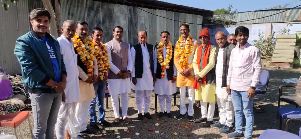 आज कार्यालय पर #भारतीयजनतापार्टी किसान मोर्चा जिला #राजगढ़ के  नवनियुक्त पदाधिकारी गणों को पुष्प माला पहनाकर  हार्दिक बधाई एंव शुभकामनाएं प्रेषित की।
जय भाजपा विजय भाजपा