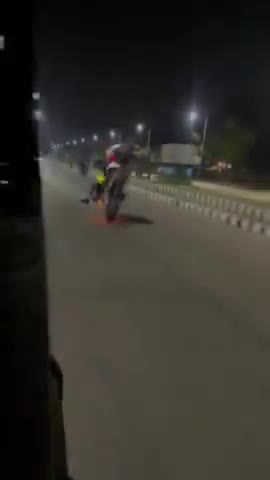 हुज़ूर: भोपाल स्मार्ट रोड पर stunt करते हुए लड़का लड़की का हुआ एक्सीडेंट लड़की बाइक चला रही थी stunt कर रही थी #stunt