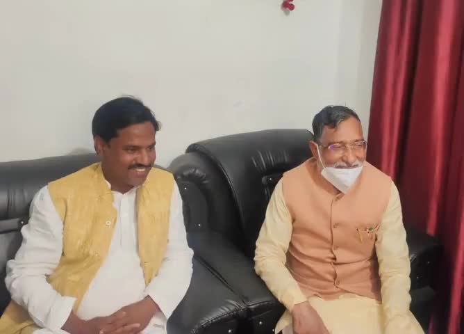आज मेरे निवास पर नेता प्रतिपक्ष श्री रामगोविन्द चौधरी जी का आगमन हूवा।
गार्जियन रूपी नेता जी के आदेश स्वरूप पुनः 
#घर_वापसी