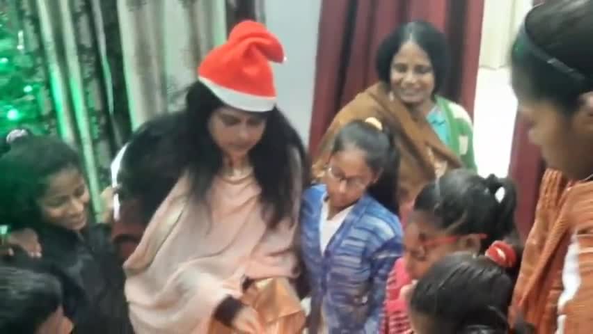 मधेपुरा: साहूगढ़ स्थित राजद नेत्री रागिनी रानी यादव के आवास पर केक काटकर मनाया गया क्रिसमस
#क्रिसमस