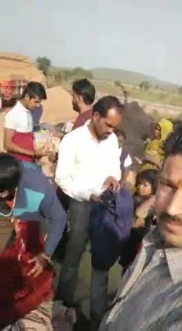 ##मारुति सेवा संगठन @#धरनावदा के तत्वाधान में 4 वर्षों से चलाया जा रहा है पुराने व गर्म #कपड़े बांटने का छोटा से #प्रयास