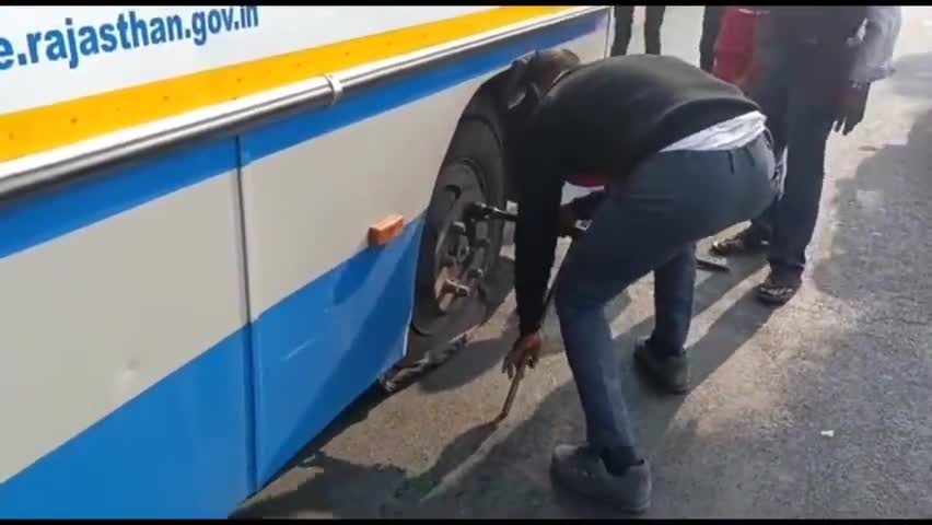 डूंगरपुर: उदयपुर से खड़गदा चलने वाली बस आधे रास्ते में टायर पंचर, यात्री हुए परेशान#डूंगरपुर