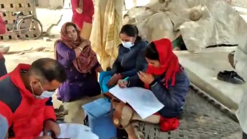 सिरसा: भंभूर गांव के पास ईंट भट्टों पर स्वास्थ्य विभाग ने शुरू किया कोरोना टीकाकरण अभियान. #publicvoice24 #sirsabreaking