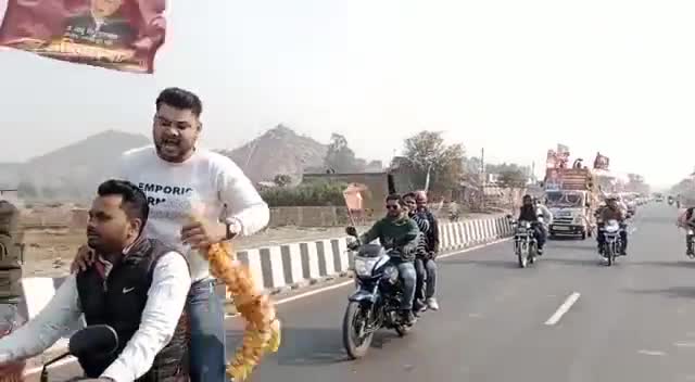#मिशन_2022 🚩🚩
लोगों ने कई कोशिश की मिटटी में दबाने की,
उन्हें नहीं मालूम की मैं बीज हूँ, आदत है मेरी बार बार उग जाने की।।
#जापवादी 🚩🚩
#बाबू_सिंह_कुशवाहा_जिन्दाबाद_जिन्दाबाद 🚩🚩