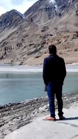 ज्यों ही खूबसूरत हरपल होगी
ज़िंदगी खुद ब खुद मुकम्मल होगी

©अभिनव

#incredibleindia #ladakh #sangam #india #mountain
