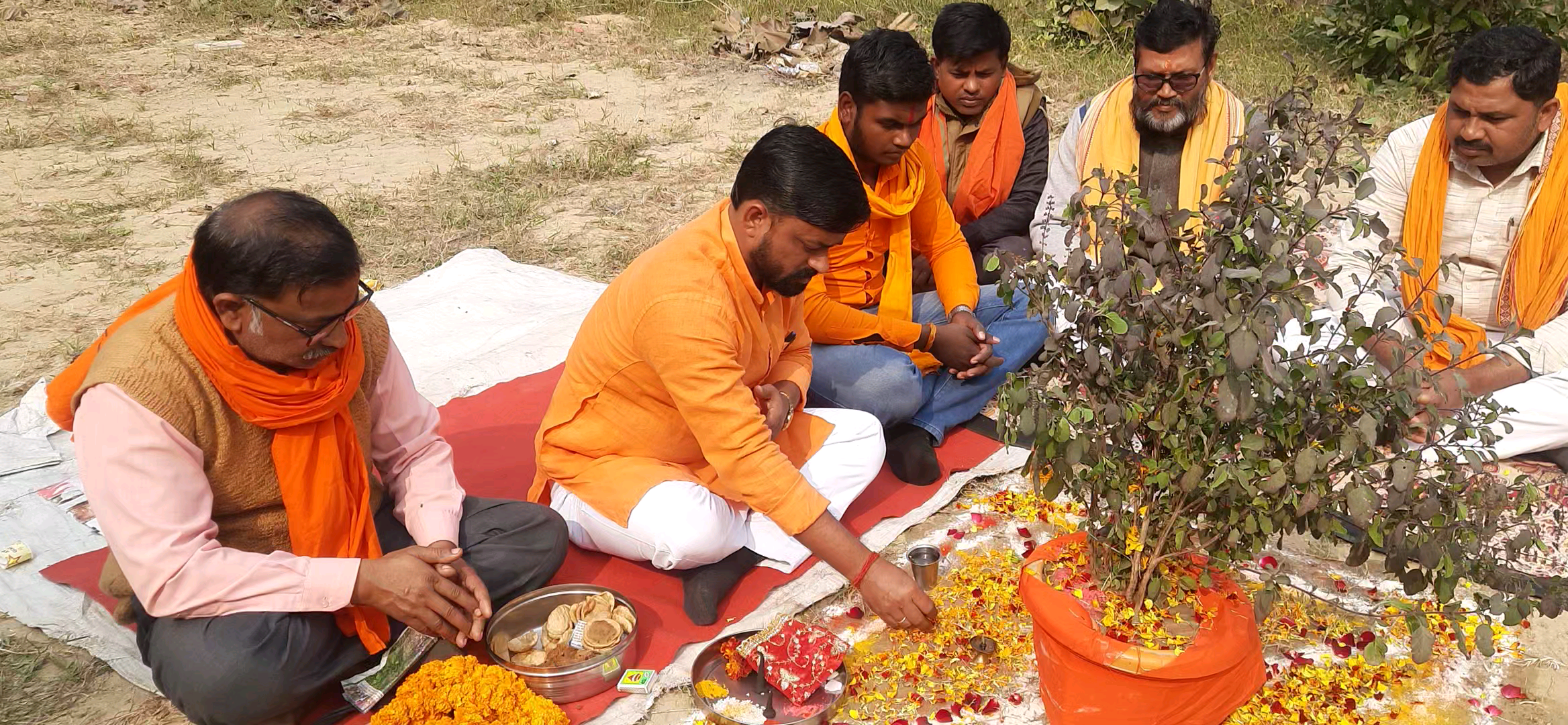 प्लास्टिक का पेड़ अगर अॉक्सिजन देने लगे तो #क्रिसमस मना लेना। 

       वरना...

🪴तुलसी के नीचे ऐक 🪔दीपक जला देना