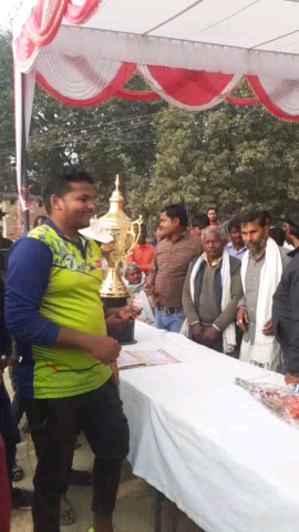 एजीसीएस कप में डबल हैट्रिक छक्का मारने वाले नैनी के खिलाड़ी अमन को प्राइस देते हुए #AGCSCUP