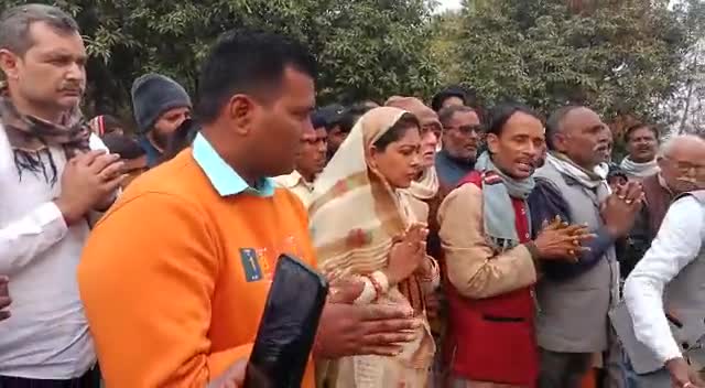 #हलखोरी_बाबा के स्थान पूजा करने पहुंचे 

#जय_हो_हलखोरी_बाबा 
#स्थान =#महुआरी_पश्चिम_टोला_सीवान