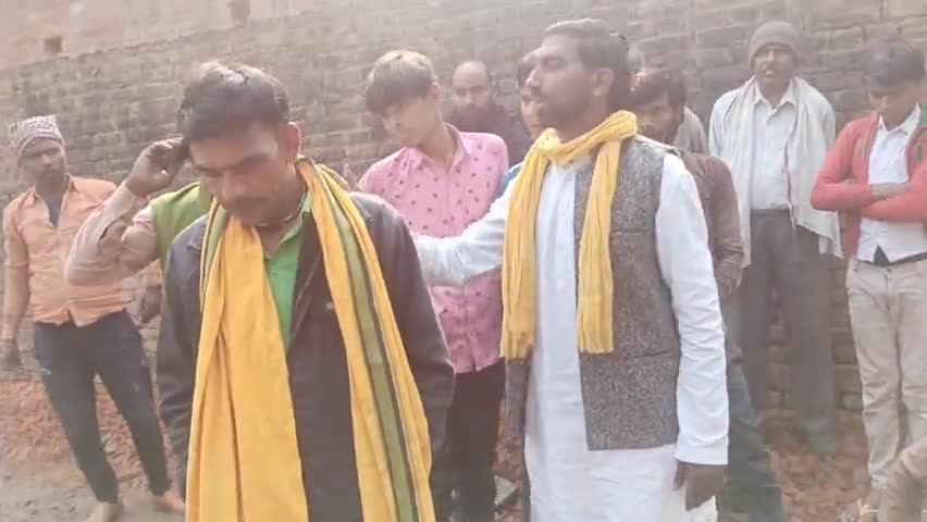 #सचिव अंकित कुमार की मनमानी के कारण ग्राम कोर्रम ब्लॉक बिसंडा में एक लेयर की मानक विहीन #cc रोड़ निर्माण को रोका गया #bdo