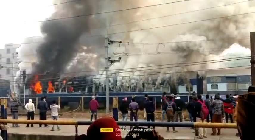 गया में 6 नंबर प्लेटफार्म पर जल ऊठी ट्रेन की पूरी कोच मची अफरा-तफरी #gayacity #biharnewslivedaily