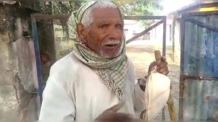 कुंडा: पशु अस्प्ताल बाघराय पर समय से नही आते डॉक्टर बुजुर्ग व्यक्ति करता रहा इंतजार लेकिन नही हुई डॉक्टर से मुलाकात #अव्यवस्था