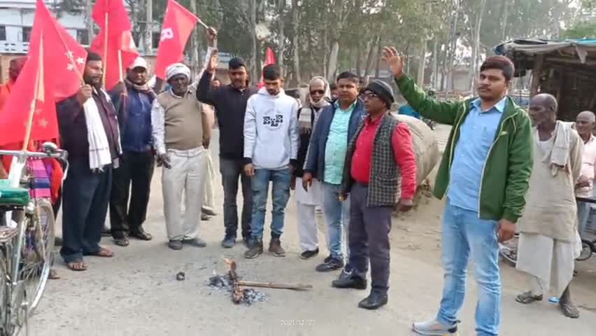 #उत्तराखण्ड में आयोजित धर्मसंसद के माध्यम से  धर्मोन्माद पैदा करने के खिलाफ आज #माले और RYA ने  मोदी का पुतला दहन किया