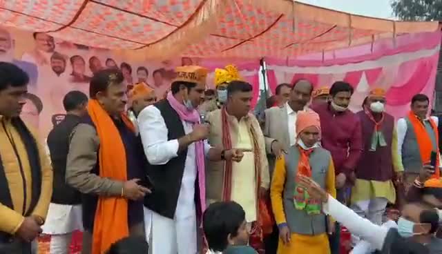 बीजेपी विधायक की टांग खींचते बीजेपी कार्यकर्ता #gurjar #ncr
