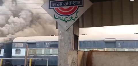 नवादा: Gaya junction pr ek train me lage aag…logo me bhagdar mach gaya #gaya #bihar #rail