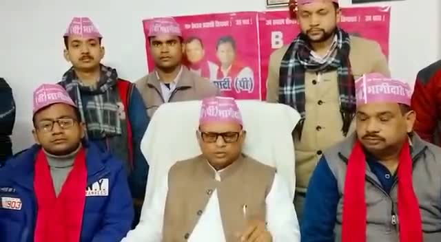 28 दिसंबर जनपद #रायबरेली प्रेस वार्ता को संबोधित करते #भागीदारी_पार्टी के राष्ट्रीय अध्यक्ष आदरणीय श्री #प्रेमचंद प्रजापति जी साथ में प्रदेश अध्यक्ष श्री पंकज प्रजापति जी, जिला अध्यक्ष श्री जय वर्मा जी।