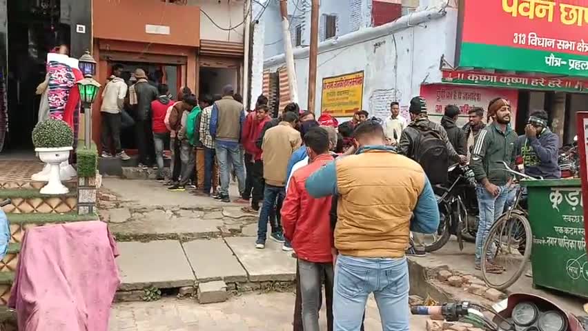 खलीलाबाद: #खलीलाबाद शहर स्थित #एटीएम में अत्यधिक जगहो पर पैसा ना रहने से एक ही एटीएम पर लोगों ने लगाई #भीड़।