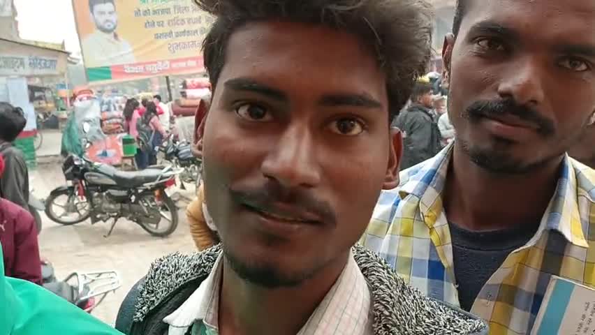 खलीलाबाद: एटीएम पर भीड़ लगाए राहुल कुमार ने बताया #बाइट पिछले 1 घंटों से हम खड़े हैं एटीएम पर।