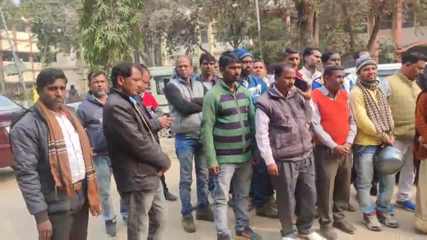 गढ़वा: गढ़वा जिला समाहरणालय पहुँचे बाल श्रमिक विद्यालय के शिक्षक,बकाए मानदेय और समायोजन कोलेकर डीसी से लगाया गुहार#शिक्षक#मानदेय