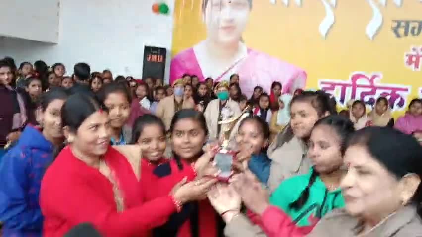 खलीलाबाद: मगहर में #नारी शक्ति सम्मेलन कार्यक्रम के तहत प्रतिभाग में प्रथम स्थान प्राप्त किए बच्चियों को चेयरमैन ने किया पुरस्कृत।