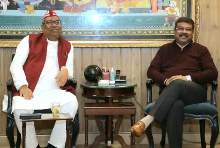 निषाद पार्टी के कार्यकर्ताओं को धन्यवाद और बधाई 

#नई_दिल्ली : आज माननीय धर्मेंद्र प्रधान जी (प्रभारी उत्तर प्रदेश) जी के आवास पर भारत के महारजिस्टार एवं जनगणना आयुक्त ( RGI ) श्री विवेक जोशी , माननीय अध्यक्ष निषाद पार्टी संजय निषाद जी व मा