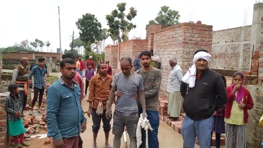 टिकारी: 11000 volकरंट लगने से एक मजदूर घायल हो गए। yah घटना tekari  के ग्राम सलेमपुर मे हुआ है#salempur #tekari