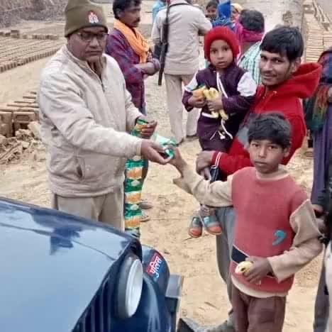 #etawahpolice 
#goodwork 
इटावा पुलिस की मानवीय पहल-
आगामी नववर्ष के अवसर पर थाना इकदिल पुलिस द्वारा थाना क्षेत्रांतर्गत में गश्त के दौरान छोटे- छोटे बच्चों को चॉकलेट, टॉफी,फल आदि वितरित किए गए एवं उनके उज्ज