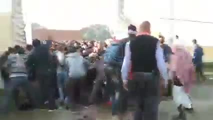 नरपतगंज: narpatganj मे  हाई स्कूल मे खाद वितरण मे हुआ हुर्दग् मे bahut शारे लोग हुए घायल उस महिला भी हुई घायल  #biharsakar#
