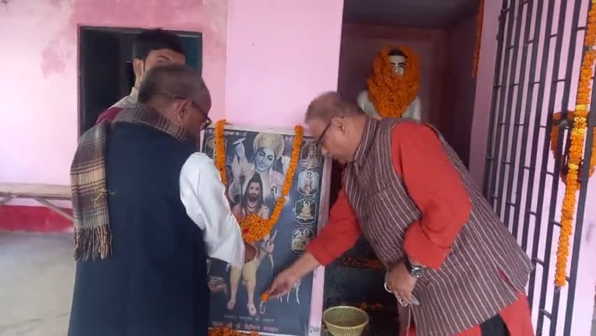 आज #बोचहा विधानसभा क्षेत्र के #घरबरा गांव में प्रोफ़ेसर ठाकुर प्रसाद सिंह के स्मृति समारोह में उपस्थित होकर #पुष्पांजलि अर्पित किया एवं उनके कथित पर चर्चा करें उपस्थित लोगों को संबोधित किया ।।💐💐💐