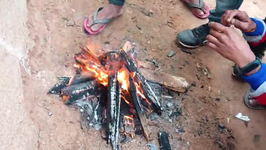 दुलमी: #दुलमी- बेमौसम बारिश होने के बाद बादल हटने से शीतलहर बहुत से बहाने के कारण ठंड बढ़ गई है अलाव की व्यवस्था की गई