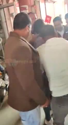नगर परिषद से मोटरसाइकिल चोरी करते लोगों ने युवक को पकड़ा, किया पुलिस के हवाले...
#swatantarkhabar #स्वतंत्रखबर