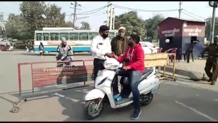 डबवाली: डबवाली के गोल चौक पर ट्रैफिक पुलिस ने गुलाब के फूल देकर लोगों को किया जागरूक #कोरोना #ओमीकोरोना #dabwalinews #news