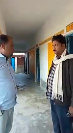 नगर पंचायत बहादुरगंज वार्ड नंबर 1 बिरनिया बंकू टोला प्राइमरी स्कूल  में 11 बजे आये अध्यापक #दिनेश राम की क्लास लगते हुए