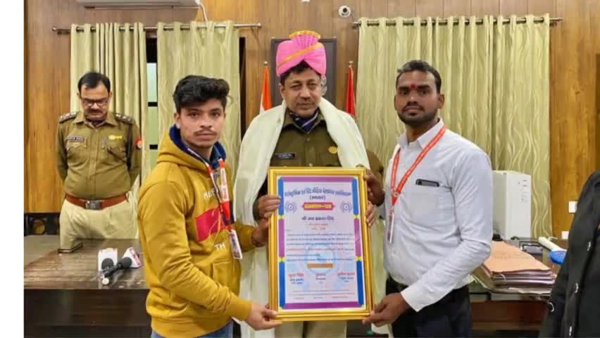 #एसएसपी इटावा #जयप्रकाश सिंह जी का #इलेक्ट्रॉनिक प्रिंट मीडिया वेलफेयर एसोसिएशन टीम  द्वारा किया गया सम्मानित