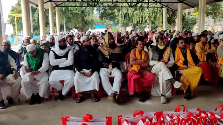 नए साल में हम सब एक दूसरे के प्रति मोहब्बत भाईचारे से रहें  दिलों से नफरतों को दूर करें नेक ख़्वाहिशात के साथ आज नए साल के मौक़े पर इमाम, मुअज़्ज़िनों और पुजारियों को उपहार स्वरूप जैकिट तकसीम कर नया साल मनाया!

#HinduMuslimUnity #JacketDistrib
