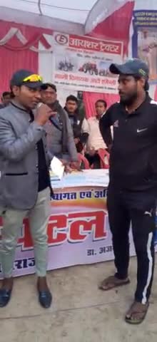 अच्छा खेल खेलने की वजह से मैन आफ द मैच का प्राइस लेते हुए सब्बू खान #AGCSCUP #prayagraj
