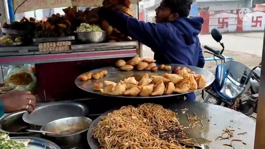 मदिर आगे आगे छोले भठूरे खाने को लेकर लगी भीड़#jaunpur , #aayodhya
