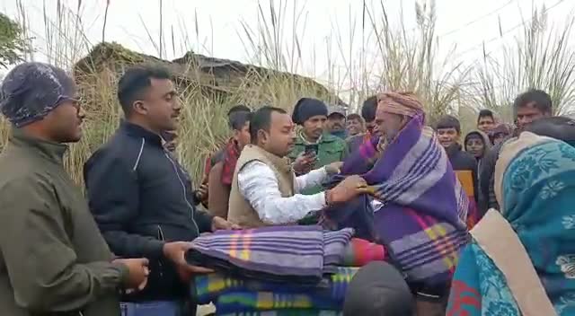 नर सेवा नारायण सेवा है।
आज हवाई अड्डा वार्ड नंबर 41 स्थित वार्ड के वृद्ध, निस्सहाय,  एवं #150से ज्यादा जरूरतमंद पुरुष एवं महिला परिवार जनों के बीच बढ़ती ठंड को देखते हुए #कंबल वितरण कर कुछ राहत पहुंचाने का कार्य किया।