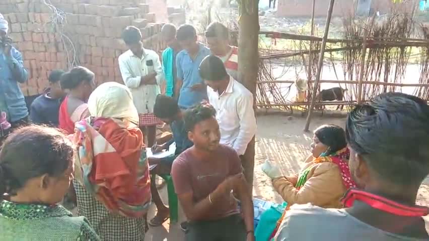 गोला: Gola hesapora mei aa kar vaccination ka kam chal rha hai #hesapora