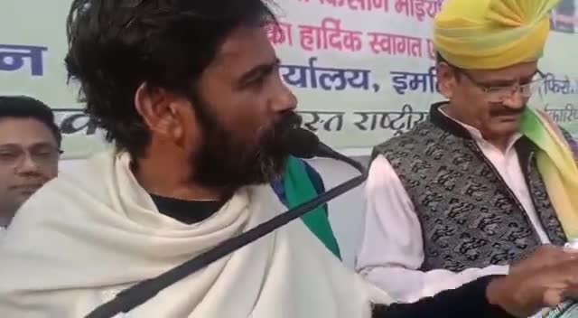 #किसान_महापंचायत इमलिया उम्मरगढ़ में किसानी में घाटे के चलते आत्महत्या कर चुके भाई ओम प्रकाश जी को याद कर #आंसू_झलके
