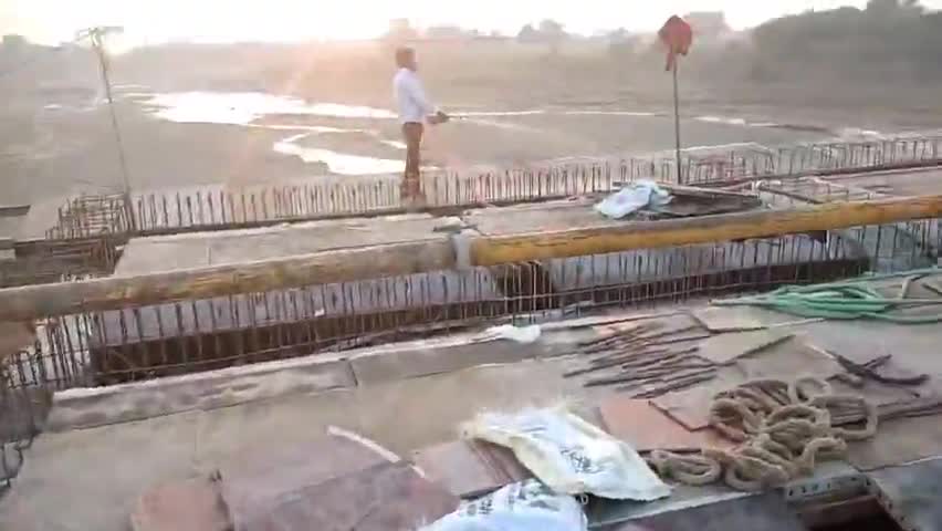 पवई के पड़रिया गांव में ब्रिज बहुत तीव्र गति से बन रहा है मानना है कि यह 1 साल में कंप्लीट हो जाएगा#viralvedeo